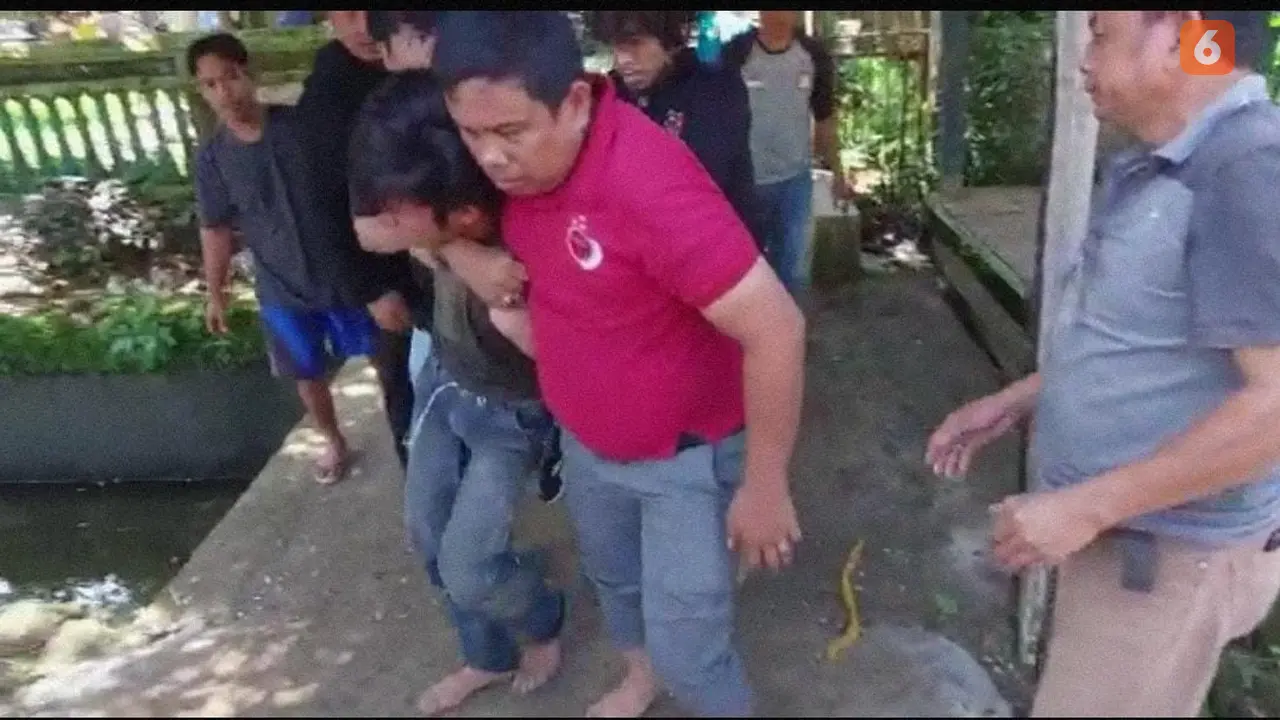 Penangkapan Ridwan (23), pria di Maros yang nekat banting keponakannya hingga kepalanya pecah (Liputan6.com/Fauzan)