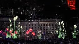 Pengunjung menghadiri festival cahaya Fete des Lumieres di Lyon, Prancis, 7 Desember 2017. Festival ini menampilkan pertunjukan cahaya di seluruh penjuru Kota Lyon, sehingga membuat kota ini dijuluki sebagai Kota Cahaya. (AFP PHOTO / PHILIPPE DESMAZES)