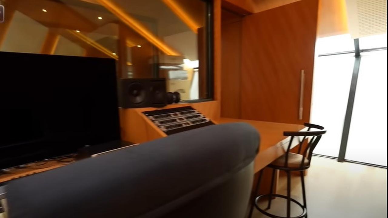 7 Potret Studio Ello yang Berada di Rooftop Rumah, Desain Mirip Rumah Panggung - Jadi Tempat Berkarya