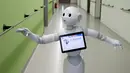 Robot humanoid bernama Pepper saat menunjukkan aksinya di rumah sakit AZ Damiaan di Ostend, Belgia (16/6). Rumah sakit ini dibantu dua robot untuk ikut merawat pasien. (REUTERS / Francois Lenoir)