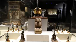 Berbagai artefak di Museum Kafr El-Sheikh di Kafr El-Sheikh, Mesir, 2 November 2020. Museum yang dibuka bagi pengunjung pada Senin (2/11) ini terdiri dari tiga ruang pameran utama yang menampilkan sejarah regional dan banyak artefak yang ditemukan di Kegubernuran Kafr El-Sheikh. (Xinhua/Ahmed Gomaa)
