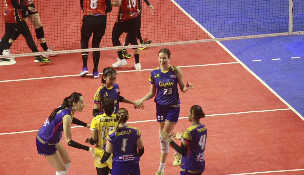 Selebrasi para pemain Jakarta Livin' Mandiri, Karsta Lowe (tengah) dkk setelah mencetak angka saat menghadapi Jakarta Popsivo Polwan pada laga seri ketiga putaran pertama PLN Mobile Proliga 2024 di GOR PSCC, Palembang, Sumatera Selatan, Sabtu (11/5/2024). Jakarta Livin' Mandiri kalah 0-3 (19-25, 21-25, 21-25). (Dok. PBVSI)