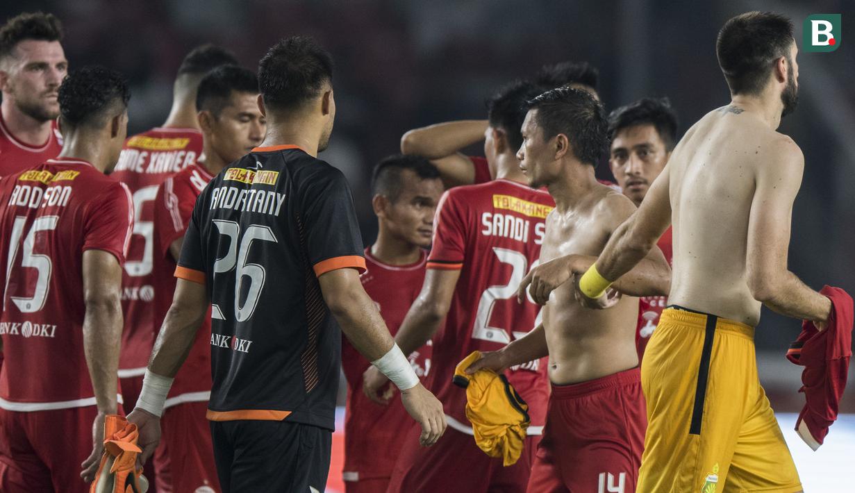 Bek Bhayangkara FC, Vladimir Vujovic, bertukar jersey dengan bek Persija Jakarta, Ismed Sofyan, usai laga Liga 1 di SUGBK, Jakarta, Jumat (23/3/2018). Hal ini menarik karena keduanya sempat terlibat konflik. (Bola.com/Vitalis Yogi Trisna)