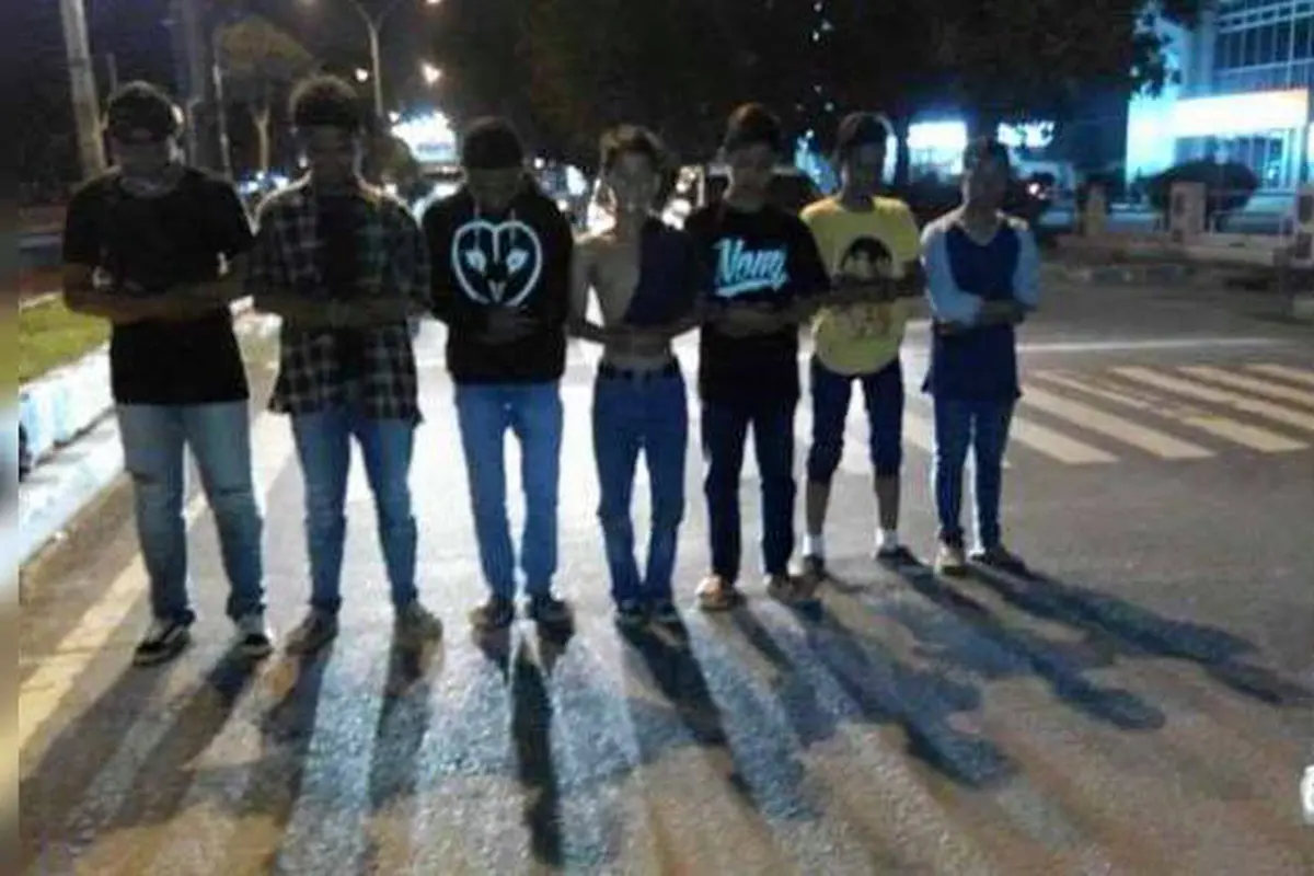 Dianggap Hina Islam, 8 Remaja Alay Akting Salat di Jalan Raya!