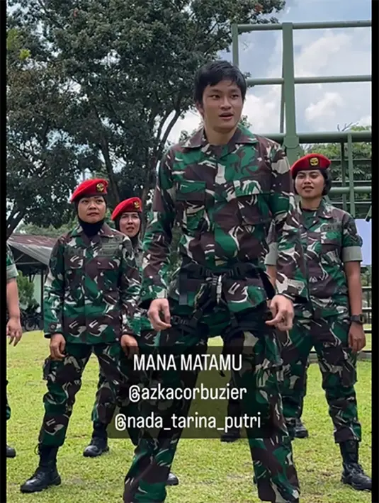 Berikut beberapa potret Azka mengenakan seragam TNI. Azka yang memiliki postur tinggi seperti sang ayah, terlihat makin gagah dengan seragam loreng yang dikenakan. [Instagram/letkoltitulerdc]