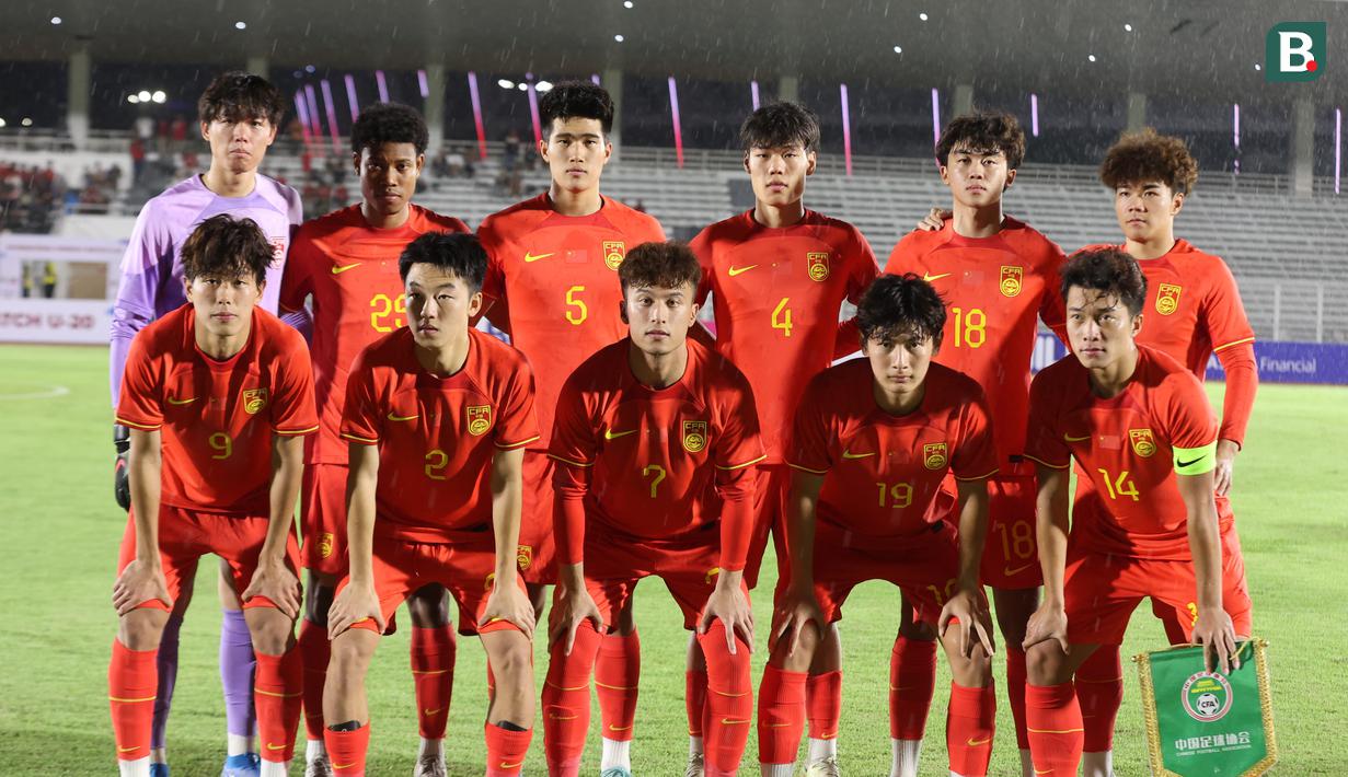 <p>Foto tim starting XI Timnas China U-20 jelang dimulainya laga kedua uji coba internasional menghadapi Timnas Indonesia U-20 di Stadion Madya Gelora Bung Karno, Senayan, Jakarta, Senin (25/3/2024). (Bola.com/Abdul Aziz)</p>