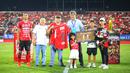 <p>Stefano Cugurra bersama keluarganya mendapatkan apresiasi dari owner Bali United Pieter Tanuri, CEO Bali United Yabes Tanuri, dan kapten Bali United Ricky Fajrin. (Bola.com/Alit Binawan)</p>