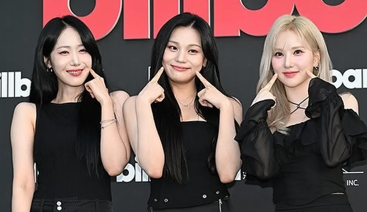 Terlihat juga anggota Viviz yang terdiri dari Umji SinB dan Eunha yang kompak kenakan dress serba hitam. [@billboard_korea].