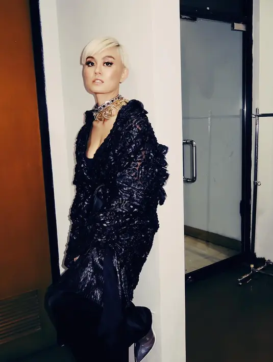 Sebelum mengubah gaya rambutnya menjadi skinny hair, Agnez memang lebih dulu memotongnya menjadi super pendek dan membuat warnanya menjadi putih. (Instagram/agnezmo)