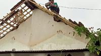 Puluhan rumah di Banyuwangi rusak akibat dihantam angin puting beliung (Hermawan Arifianto/Liputan6.com)