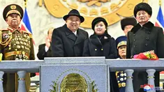 Pemimpin Korea Utara Kim Jong Un (tengah kiri) dan putrinya diduga bernama Ju Ae (tengah kanan) menghadiri parade militer untuk memperingati 75 tahun berdirinya Tentara Rakyat Korea di Lapangan Kim Il Sung, Pyongyang, Korea Utara, 8 Februari 2023. Parade militer besar-besaran tersebut memamerkan perangkat keras terbaru dari persenjataan nuklir Korea Utara yang berkembang pesat. (STR/KCNA VIA KNS/AFP)