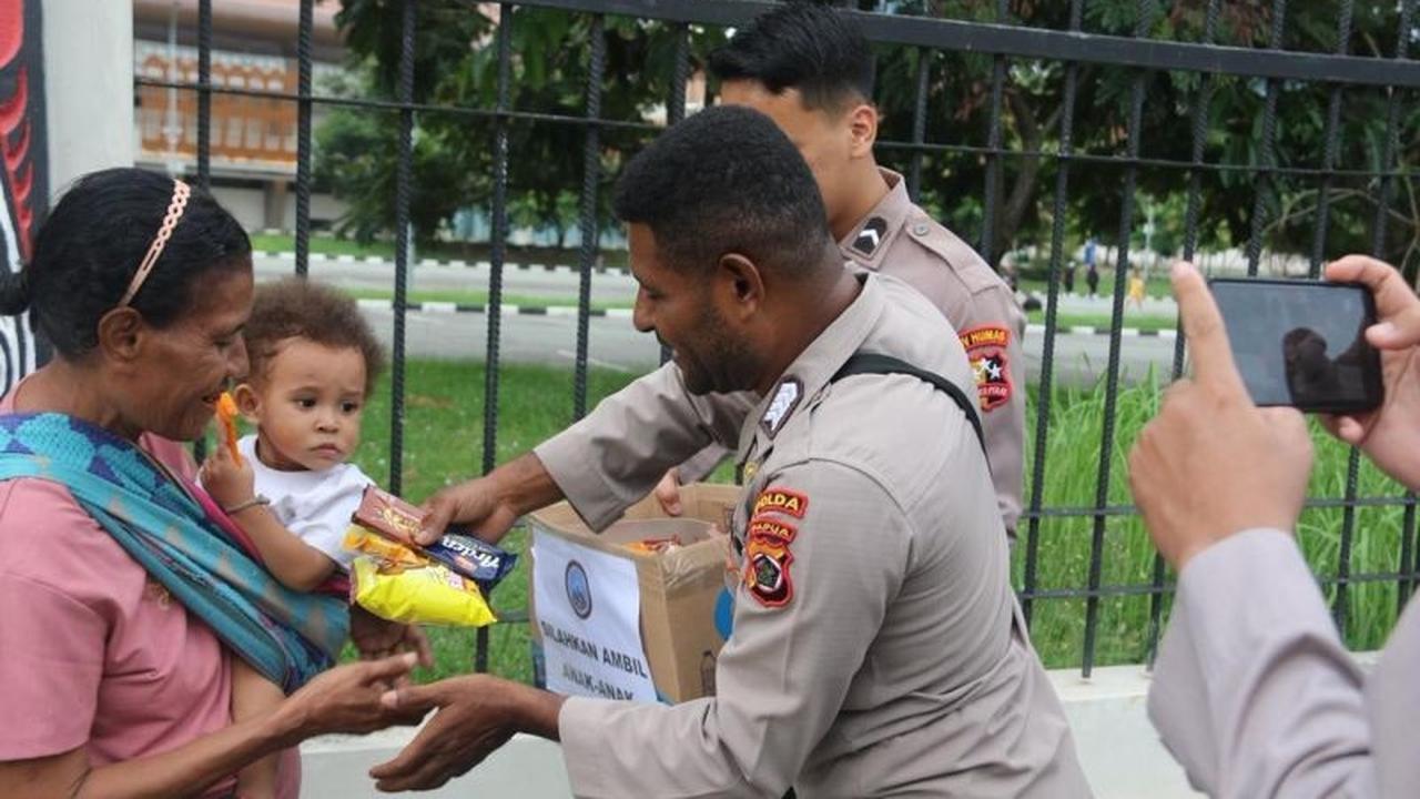 Perkuat Pendekatan Humanis, Satgas Damai Cartenz Jalin Keakraban dengan Anak-anak di Nolokla Papua