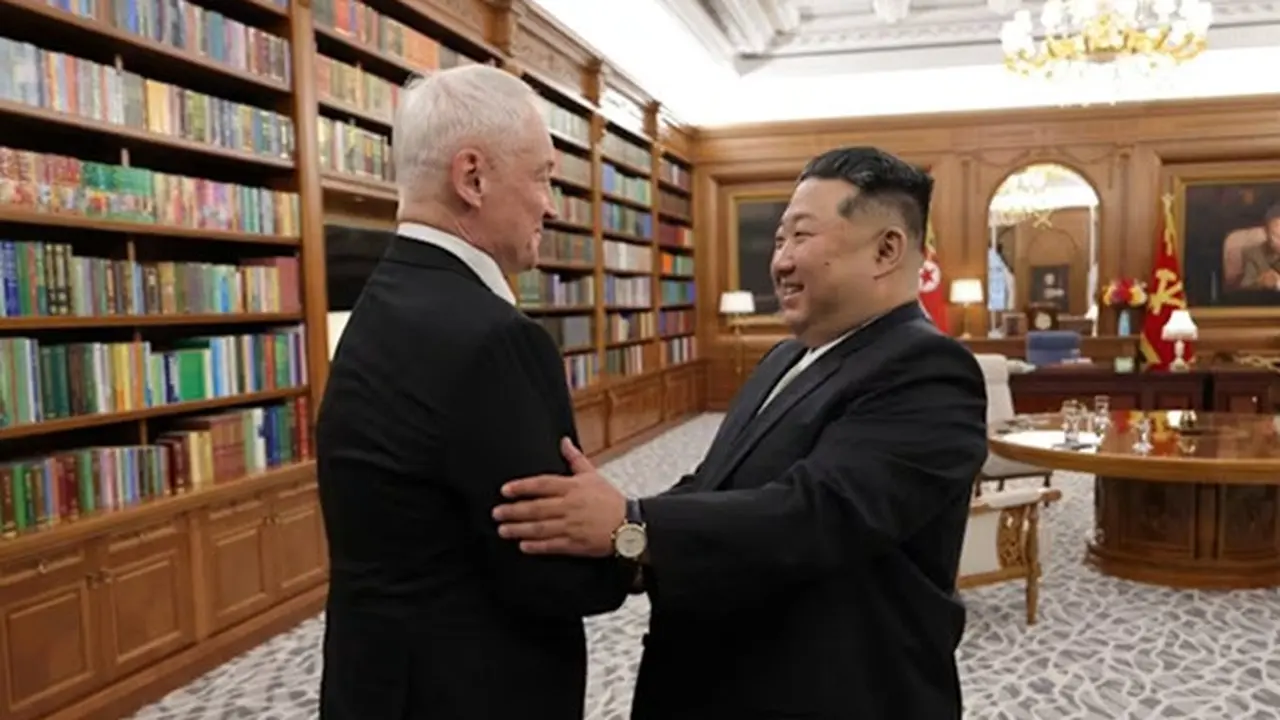 Pemimpin Korea Utara Kim Jong Un (kanan) menyambut Menteri Pertahanan Rusia Andrey Belousov dalam sebuah pertemuan di kantor Komite Sentral Partai Buruh Korea di Pyongyang pada 26 April 2026.