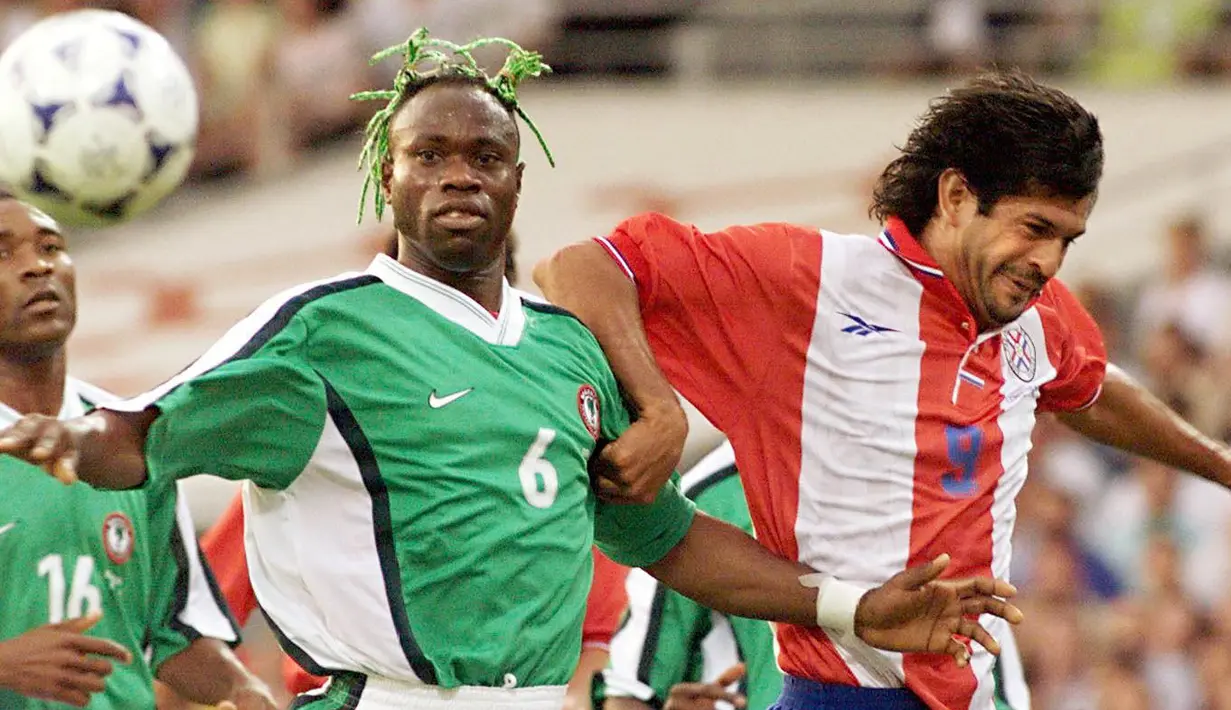 Taribo West merupakan salah satu pesepak bola paling nyentrik dalam urusan gaya rambut. Pada Piala Dunia 1998, ia mewarnai rambut gimbalnya dengan warna hijau senada dengan warna jersey negaranya yaitu Nigeria. West adalah bek kuat, cepat, dan dapat diandalkan di lini pertahanan. (AFP/Omar Torres)