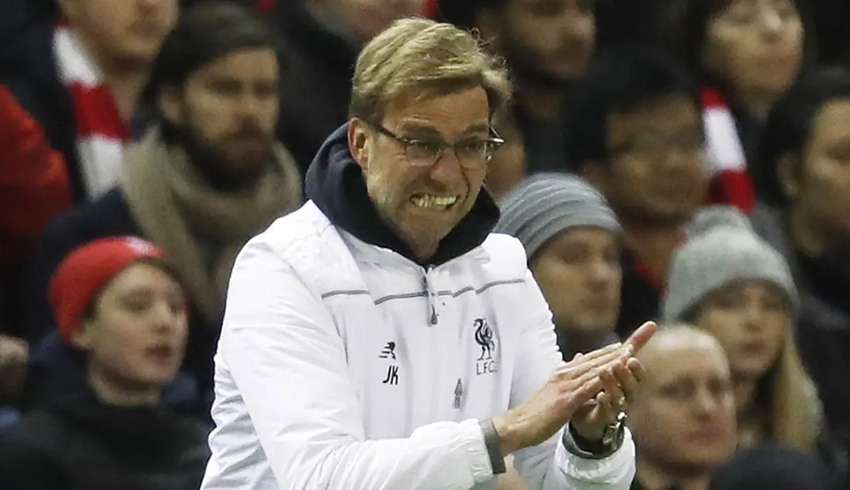 Ekspresi kegembiraan pelatih Liverpool, Juergen Klopp, usai membawa timnya menaklukan MU 2-0 pada laga Liga Europa. Selain ramah dan dekat dengan anak asuhnya Klopp juga merupakan sosok yang ekspresif. (Reuters/Phil Noble)