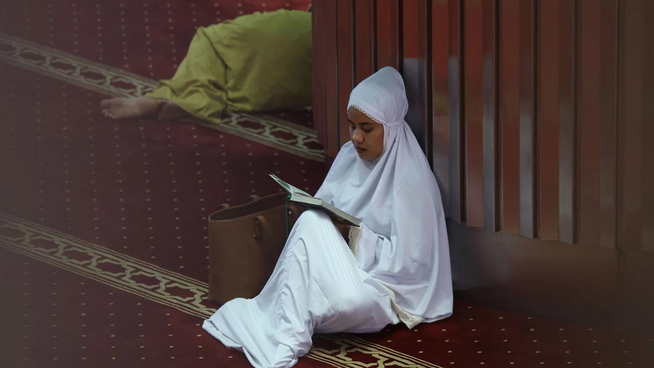 FOTO Warga Manfaatkan Awal Ramadan untuk Beribadah di Masjid Istiqlal