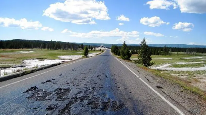 Jalan aspal Yellowstone meleleh