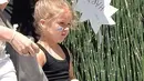Harper Beckham mengenakan tampil casual dengan kaos hitam tanpa lengan dan celana jeans (harperbeckhamfashion)