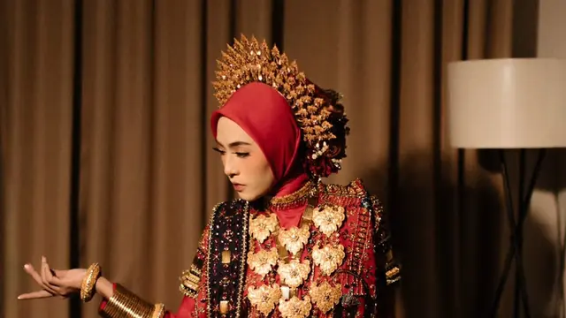 Aksesori Emas dan Pesona Sang Penyanyi