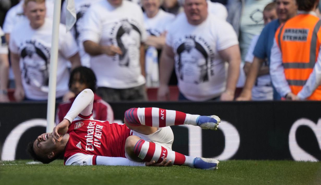 <p>Pelanggaran kerasnya berupa tekel dua kaki terhadap Gabriel Martinelli di sudut pertahanan sendiri membuat wasit tak ragu mengganjarnya dengan kartu merah langsung usai melihat rekaman VAR. (AP/Frank Augstein)</p>