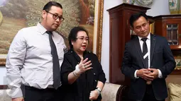 Rachmawati Soekarnoputri (tengah) bersama Yusril Ihza Mahendra memberi keterangan terkait status tersangka pada kasus dugaan makar di Jakarta, Rabu (7/12). Ia menyatakan memang akan melakukan aksi damai, 2 Desember lalu. (Liputan6.com/Helmi Fithriansyah)