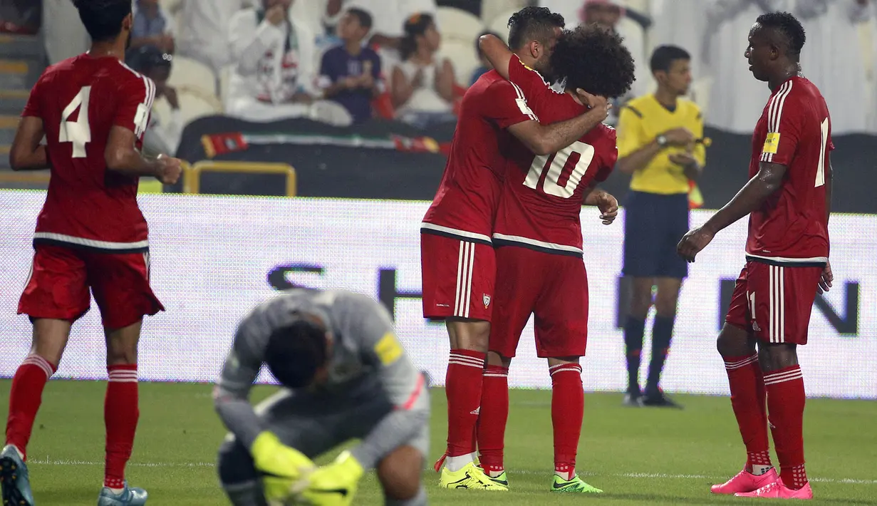 Pemain UEA merayakan gol ke gawang Malaysia pada laga Pra Piala Dunia 2018 di Abu Dhabi, UEA, Kamis (3/9/2015). Malaysia sudah kebobolan 30 gol dalam lima kali perjumpaannya dengan negara Timur Tengah. (AFP Photo/Karim Sahib)