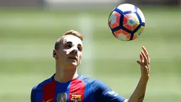 Pemain baru FC Barcelona, Lucas Digne bola saat diperkenalkan di stadion Camp Nou, Barcelona , Spanyol , (14/7). Pemain PSG yang terakhir dipinjamkam AS Roma ini akan menjadi pesaing serius Bek Barcelona Jordi Alba. (REUTERS / Albert Gea)