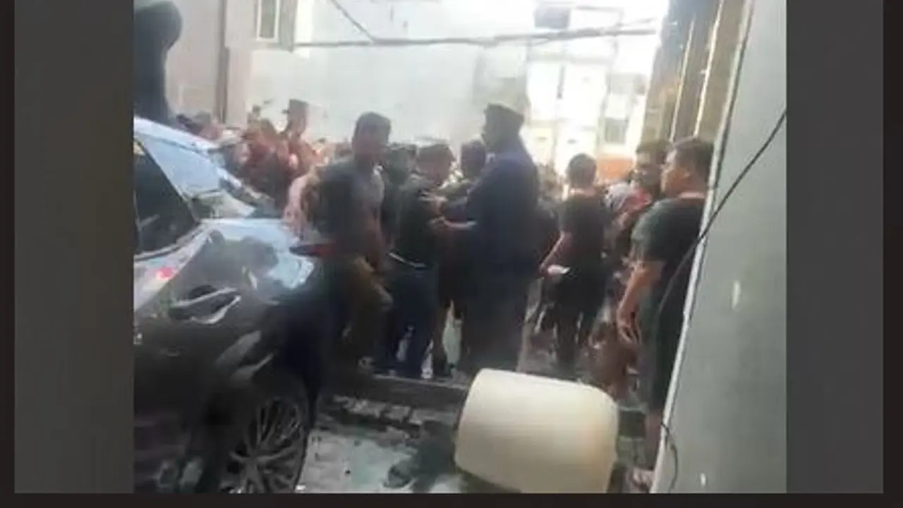 Massa mendatangi rumah anggota DPR RI Fraksi NasDem Ahmad Sahroni di Tanjung Priok, pada Sabtu (30/8/2025).