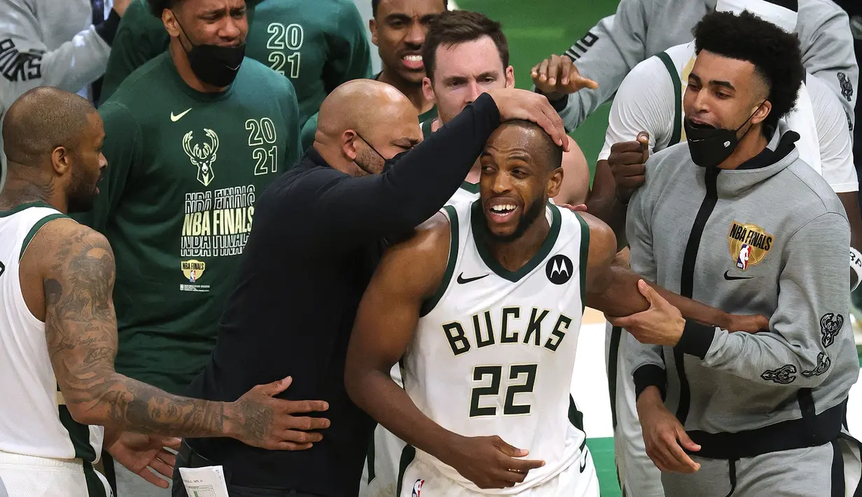 Pada Kuarter kedua, Bucks membalikkan keadaan setelah Khris Middleton (22) menjadi motor serangan. Hasilnya, Bucks dapat menang di kuarter kedua dengan skor 30-29. Namun di kuarter ketiga, Suns berhasil kuasai pertandingan dan unggul enam poin. (Foto: Getty Images via AFP/Jonathan Daniel)