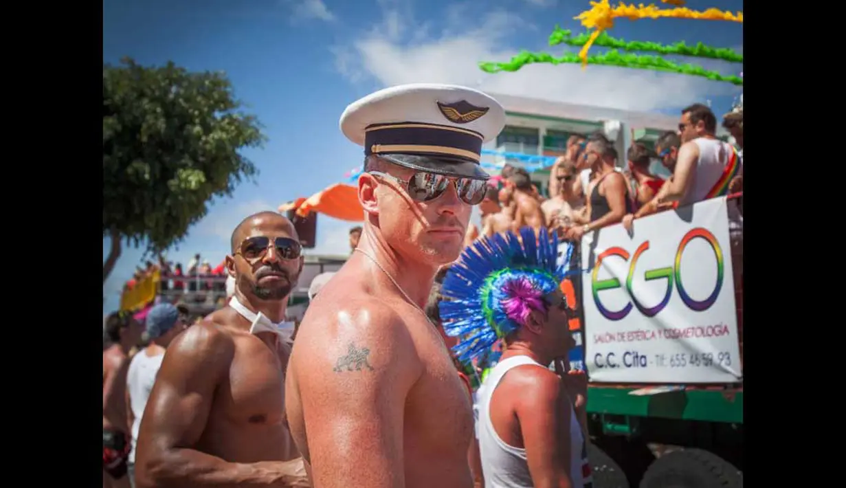 Kebanyakan para peserta parade memlih bertelanjang dada saat mengikuti International Carnaval of Maspalomas, Spanyol, Sabtu (24/05/2014) (AFP PHOTO/MARTIN DESIREE)