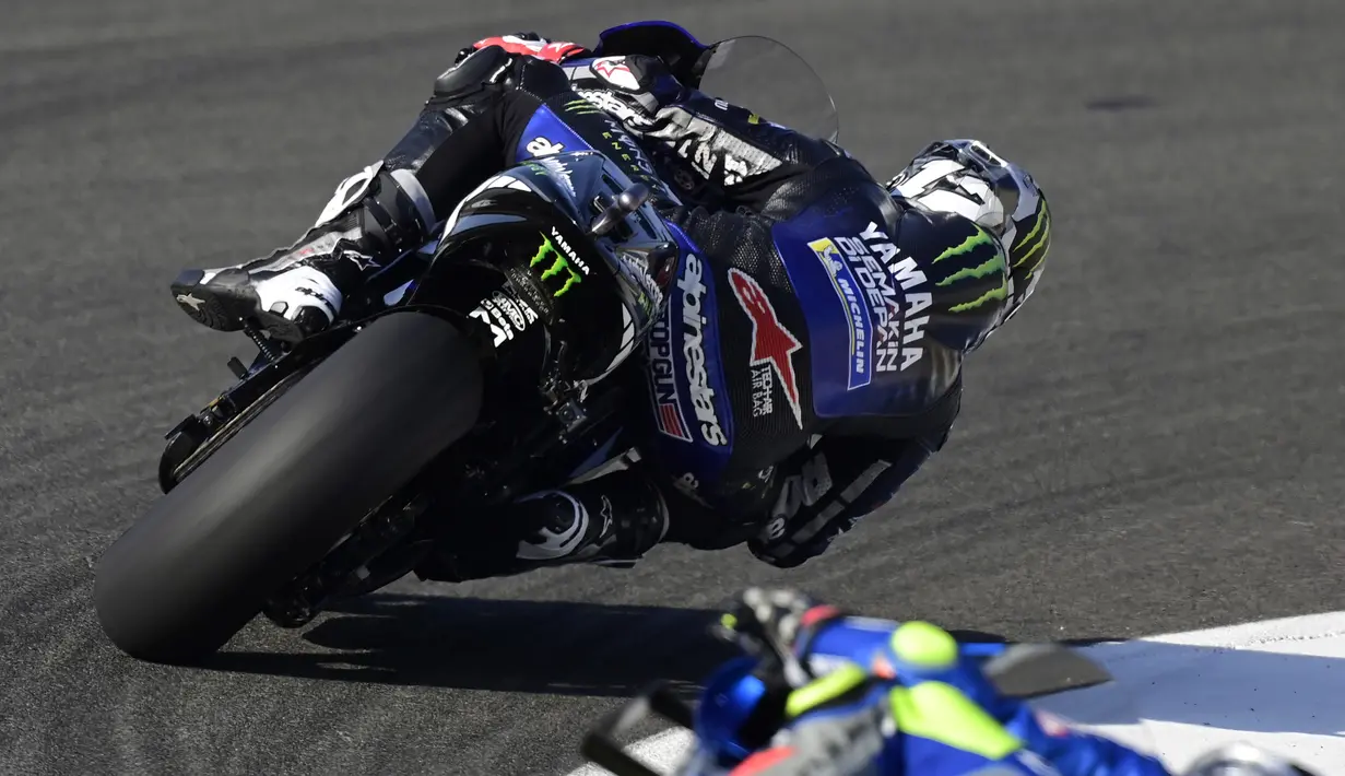 Pembalap Monster Energy, Maverick Vinales, saat latihan bebas pertama (FP1) MotoGP Andalusia 2020 di Sirkuit Jerez, Jumat (24/7/2020). Vinales mengukir waktu lap tercepat dan Rossi menempati posisi kedua. (AFP/Javier Soriano)