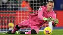 Kiper Everton, Robin Olsen, berusaha menangkap bola saat menghadapi Leicester City pada laga lanjutan Liga Inggris di King Power Stadium, Kamis (17/12/2020) dini hari WIB. Everton menang 2-0 atas Leicester City. (AFP/Nick Potts/pool)
