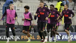 (Dari kiri) Pemain Manchester United (MU), Donny van der Beek, Shola Shoretire, Nemanja Matic, Elanga dan Alex Telles tiba sesi latihan di Gdansk, Polandia, Selasa (25/5/2021).  MU akan melakoni final Liga Europa melawan Villarreal pada Kamis (27/5) dini hari WIB. (AP Photo/Michael Sohn)