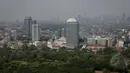 Suasana gedung pencakar langit di kawasan sekitar  Monas, Jakarta, Kamis (14/5/2015). Pemprov DKI Jakarta terus berupaya menambah ruang terbuka hijau (RTH) yang kini jumlahnya masih di bawah 10 persen. (Liputan6.com/Faizal Fanani)