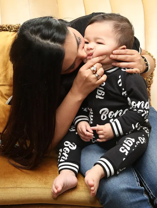 Saat menggelar jumpa pers, ia menceritakan kronologisnya terkait kehamilannya hingga mengalami keguguran. Ibu dua anak itu juga mengaku tak perlu menjalani perawatan secara serius. (Bambang E. Ros/Bintang.com)