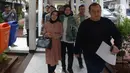 Tersangka kasus penyalahgunaan narkoba Medina Zein (tengah) saat rilis di Polda Metro Jaya, Jakarta, Jumat (3/1/2020). Medina Zein diamankan Polda Metro Jaya terkait pengembangan penyidikan kasus narkoba yang menjerat kakak iparnya, aktor Ibra Azhari. (merdeka.com/Imam Buhori)