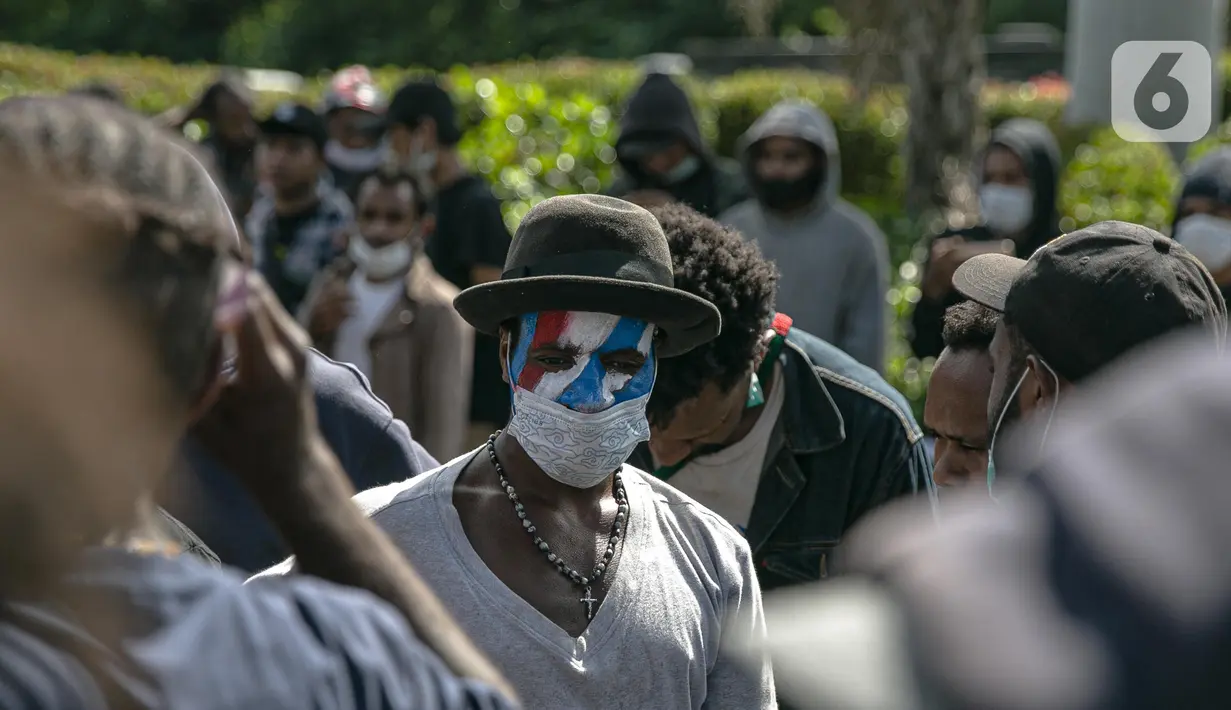 Massa yang tergabung dalam Aliansi Mahasiswa Papua (AMP) menggelar aksi di kawasan Patung Kuda, Jakarta, Selasa (1/12/2020). AMP menyerukan kepada dunia internasional untuk membangun konsolidasi solidaritas perjuangan hak menentukan nasib sendiri bagi bangsa West Papua. (Liputan6.com/Faizal Fanani)