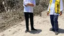 Presiden Joko Widodo bersama Menteri PU dan Perumahan Rakyat Basuki Hadimulyono meninjau Jembatan Besuk Koboan yang runtuh akibat erupsi Gunung Semeru pada Selasa, 7 Desember 2021 pukul 11.05 WIB. (Foto: Laily Rachev - Biro Pers Sekretariat Presiden)