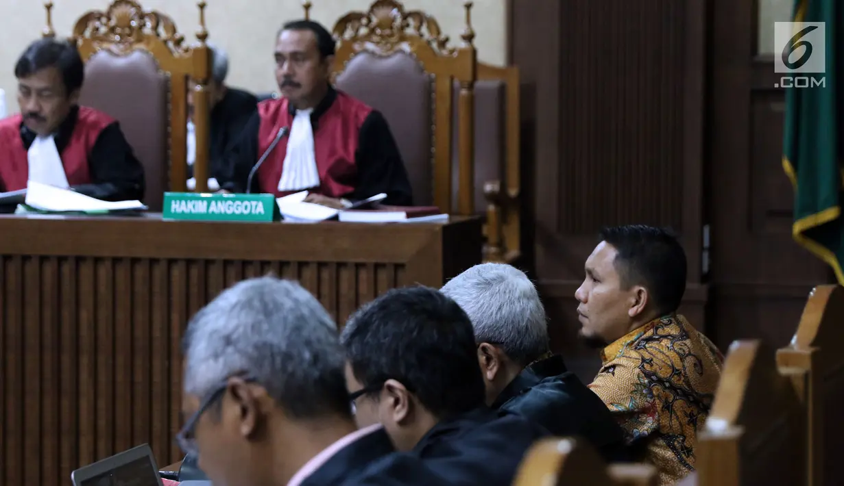 Bupati nonaktif Bener Meriah, Ahmadi (kanan) menyimak keterangan saksi saat menjalani sidang lanjutan dugaan suap alokasi dan anggaran Dana Otonomi Khusus Aceh di Pengadilan Tipikor, Jakarta, Senin (15/10). (Liputan6.com/Helmi Fithriansyah)