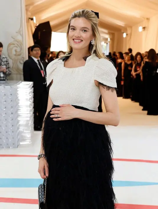 Alexander Michler, Director Fashion Vogue menantikan anak pertamanya dengan aktor Intern Will Kopelman. Ia memakai dress hitam-putih dan berpose memegang baby bump-nya. [@officialmetgala]