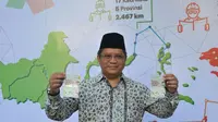 Menkominfo Rudiantara saat menunjukkan kartu e-money edisi Palapa Ring. (Foto: Biro Humas Kemkominfo)