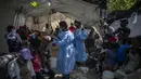 Tenaga medis merawat pasien dengan gejala kolera di sebuah klinik yang dikelola oleh Doctors Without Borders di Port-au-Prince, Haiti, Kamis, 27 Oktober 2022. Untuk pertama kalinya dalam tiga tahun, orang-orang di Haiti telah sekarat karena kolera, meningkatkan kekhawatiran tentang skenario yang berpotensi menyebar cepat dan menghidupkan kembali ingatan tentang epidemi yang menewaskan hampir 10.000 orang satu dekade lalu. (AP/Ramon Espinosa)