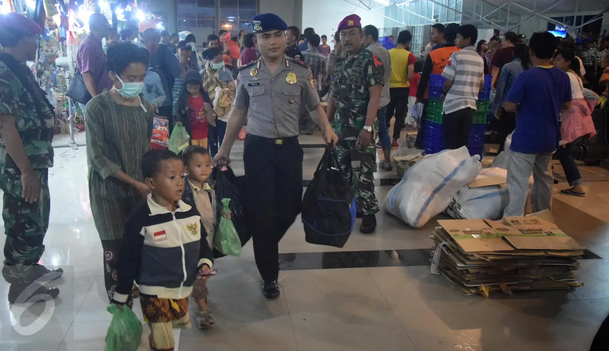 Petugas membantu membawa barang bawaan mantan anggota Gafatar saat tiba di Pelabuhan Tanjung Emas, Semarang, Rabu (26/1/2016). Rombongan kedua yang dibawa dari Kalimantan Barat ini sebanyak 1281 orang dengan menggunakan KM Dharma Ferry 2. (Foto:Gholib) 