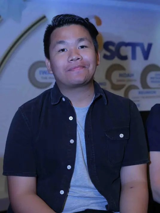 Sebuah pesta perpisahan digelar sebelum Iqbaal berangkat ke Amerika Serikat. Farewell party digelar oleh manajemen sebagai salam perpisahanan. Selain manajemen CJR, hadir juga mantan personel yang mundur dua tahun silam, Bastian. (Andy Masela/Bintang.com)