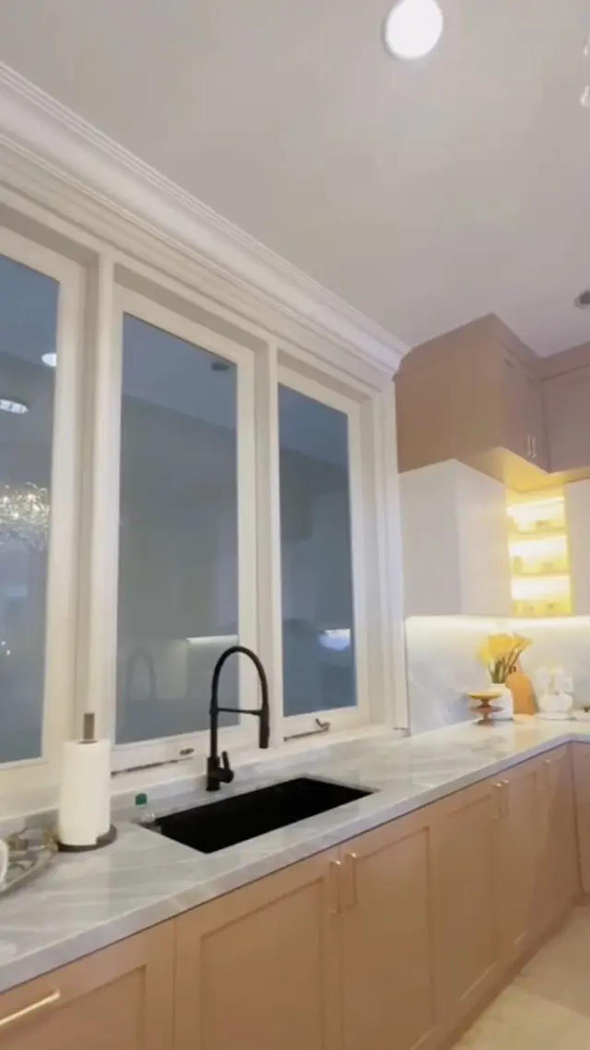 Desain Dapur Mewah Olla Ramlan di Rumahnya yang Senilai Rp 50 Miliar