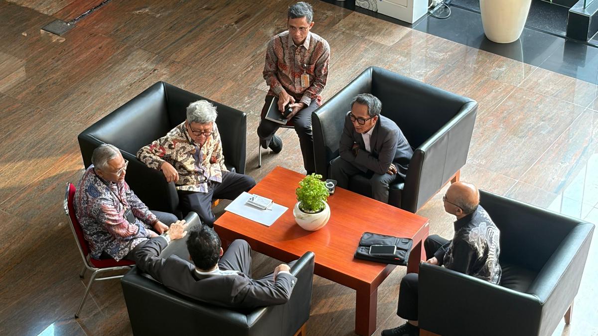 Purbaya Rapat Mendadak di Lobby Kemenkeu, Bahas Apa?
