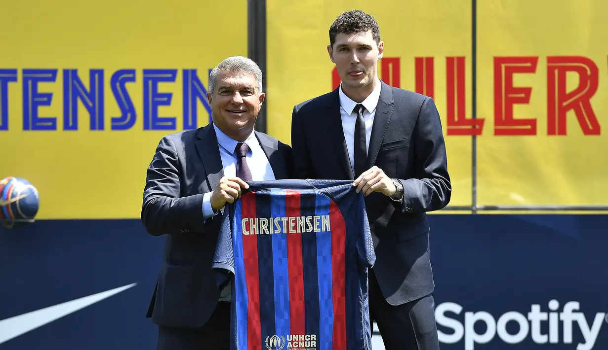 Bek baru Barcelona, Andreas Christensen (kanan) berfoto sambil memegang jersey barunya dengan Presiden Barcelona Spanyol Joan Laporta selama upacara presentasinya di tempat latihan Joan Gamper di Sant Joan Despi, dekat Barcelona (7/7/2022). Bek asal Denmark ini didatangkan secara gratis setelah kontraknya habis dengan Chelsea. (AFP/Pau Barrena)
