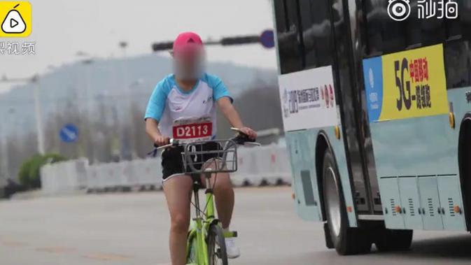 Seorang peserta lomba maraton kedapatan menggunakan sepeda untuk menyelesaikan lomba (Sumber: Shanghaiist)