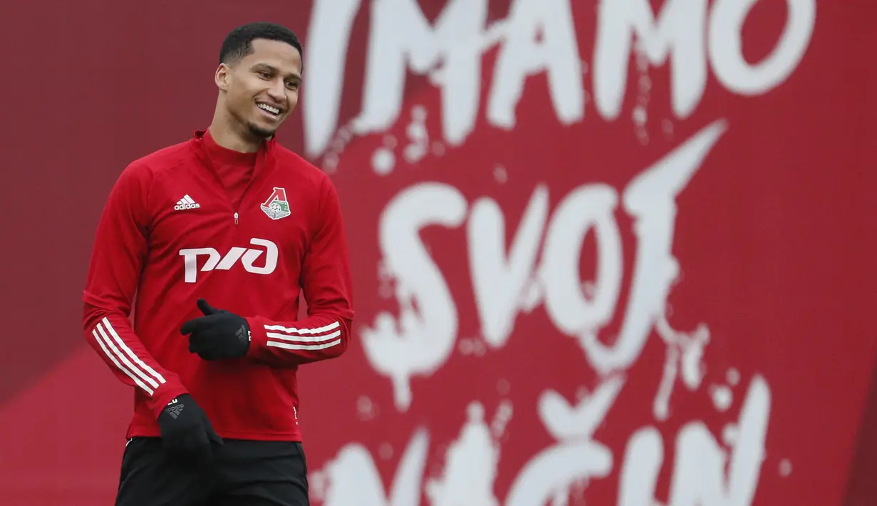 Bek Lokomotiv Moskow, Murilo Cerqueira tersenyum saat mengikuti latihan tim di Bakovka di luar Moskow (26/10/2020). Lokomotiv Moskow akan bertanding melawan wakil Jerman, Bayern Munchen pada grup A Liga Champions. (AFP/Pool/Maxim Shipenkov)