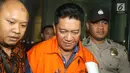 Hakim Pengadilan Negeri Jakarta Selatan, Irwan memakai rompi tahanan usai pemeriksaan di Gedung KPK, Jakarta, Rabu (28/11). Irwan resmi ditetapkan sebagai tersangka usai OTT terkait suap penanganan perkara perdata di PN Jaksel. (Merdeka.com/Dwi Narwoko)